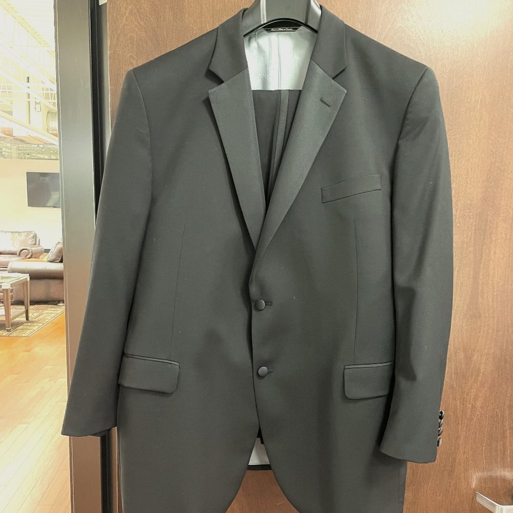 Vera Wang - Nestor Tux CT in Black.